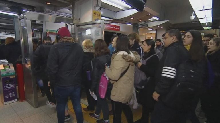 Trabajadores de la línea B de subtes levantaron los molinetes por una protesta (Foto: TN)