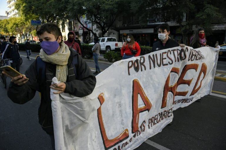 La Red de Trabajadores Precarizados de Rosario marchó por Pellegrini. (@mauroyasprizza)