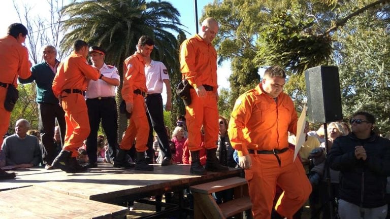 Homenaje a bomberos voluntarios en La Cumbre