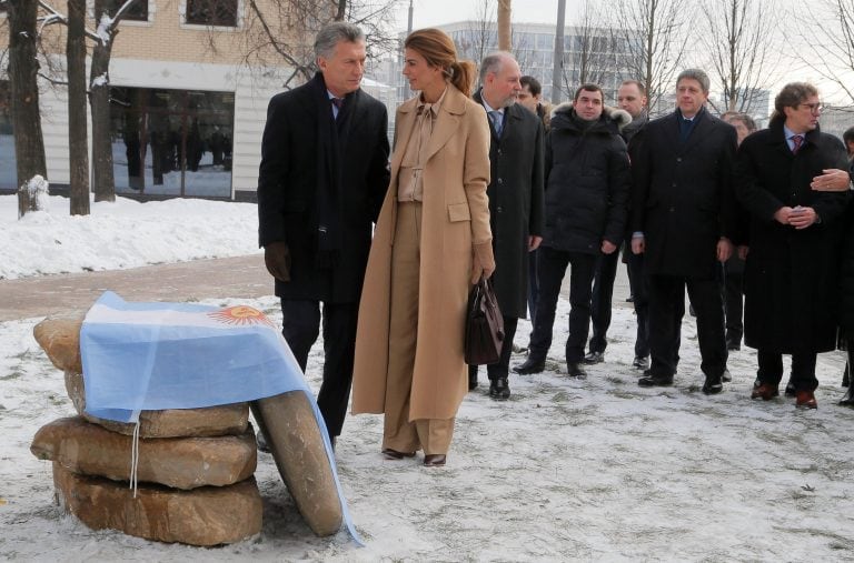 EPA2919. MOSCÚ (RUSIA), 23/01/2018.- El presidente argentino, Mauricio Macri (izq), y su esposa Juliana Awada (c), asisten a la ceremonia de inauguración de la Plaza de la República Argentina en la calle Zhitnaya, en el distrito Yakinanka, en Moscú (Rusia) hoy, 23 de enero de 2018, en el ámbito de su visita al país. EFE/ Maxim Shipenkov