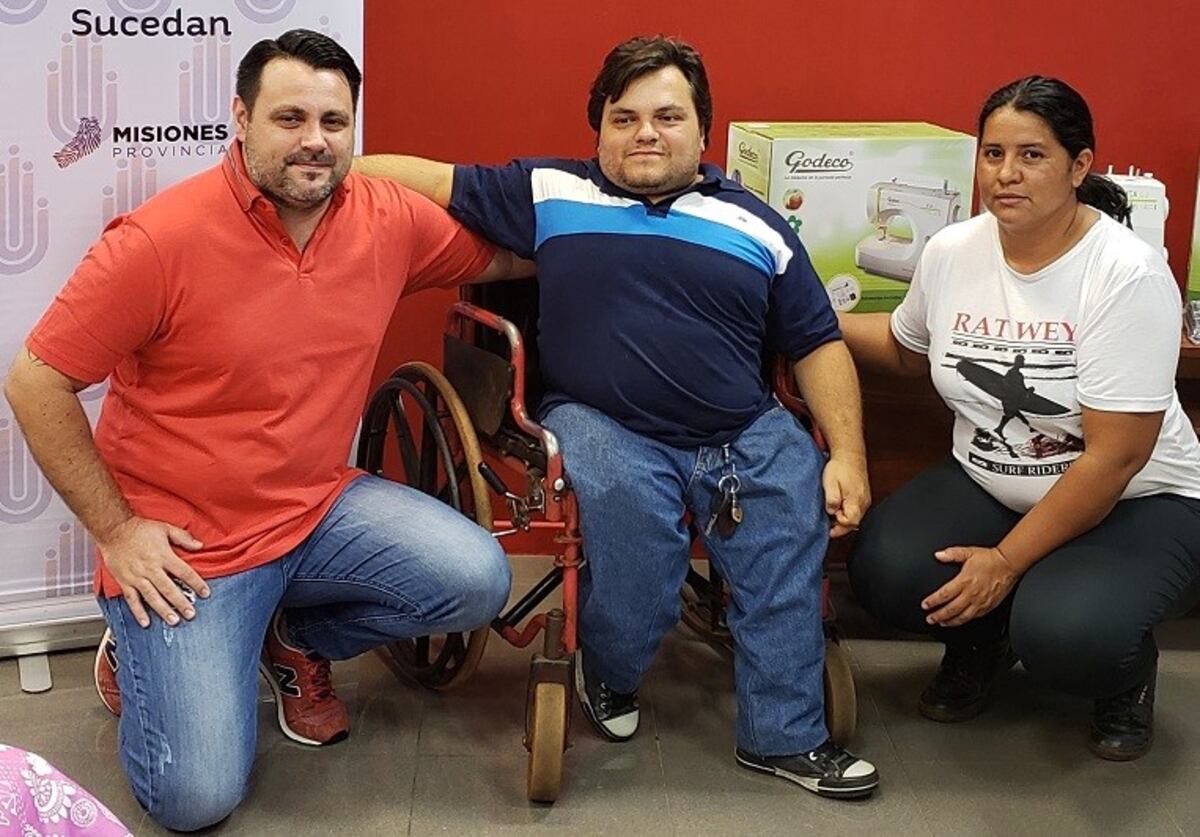 Donan cuatro máquinas de coser para Asociación Civil de Puerto Piray