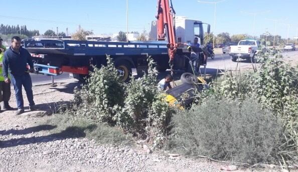 El auto quedó dentro de un canal, donde los ocupantes no sufrieron lesiones graves.