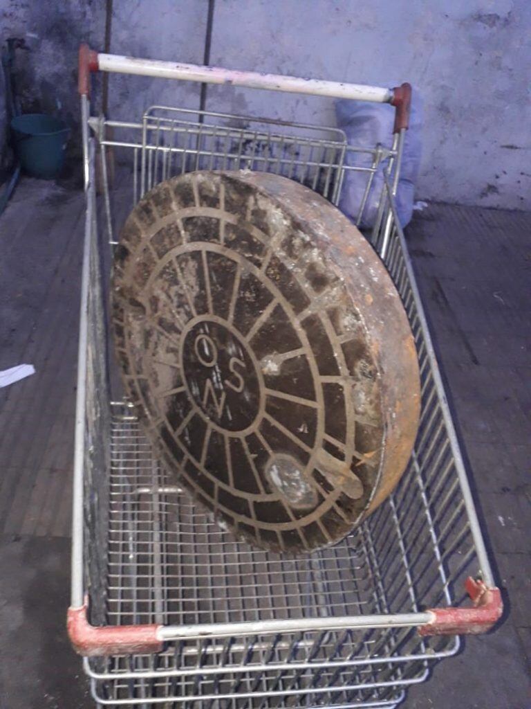 Los delincuentes fueron interceptados huyendo con una pesada tapa de cloaca en un carrito de supermercado. (Min. Seguridad)