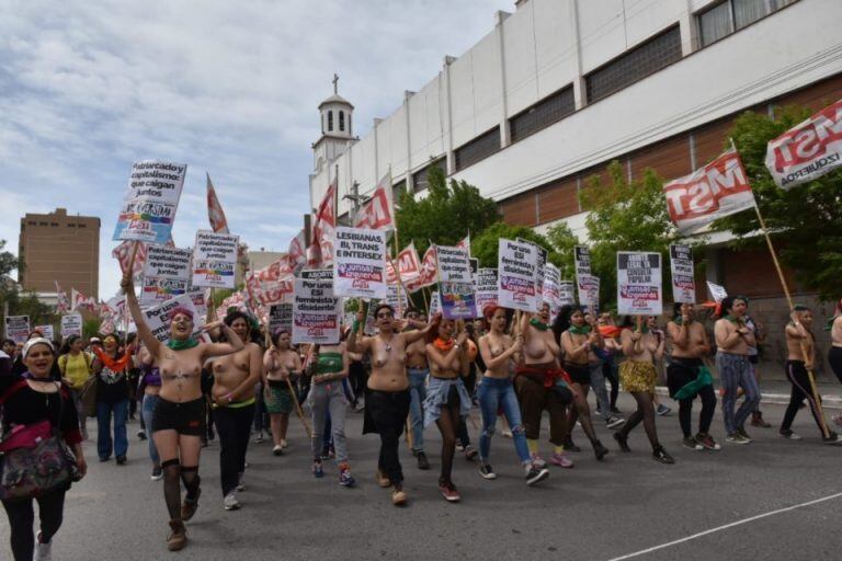 Cientos de mujeres marcharon en el ENMChubut