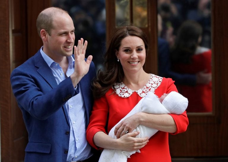 A horas de dar a luz, Kate Middleton y el príncipe Guillermo mostraron a su hijo.