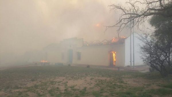 Réplica de la Casa de Tucumán en San Luis consumida por el fuego el 4 de octubre de 2017.