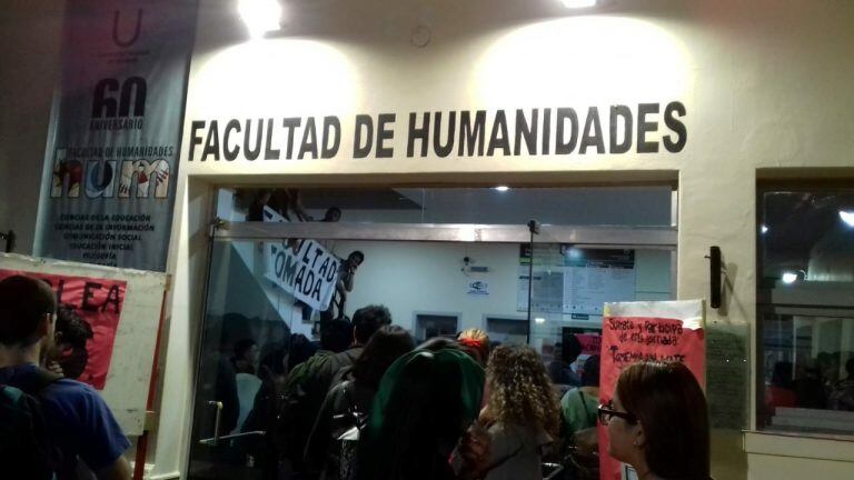 Estudiantes independientes y docentes tomaron la facultad de humanidades de la UNNE.