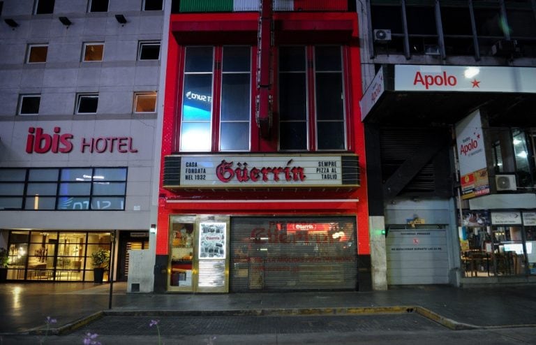 La pizzería Güerrín, un emblema porteño de la avenida Corrientes. (Clarín)