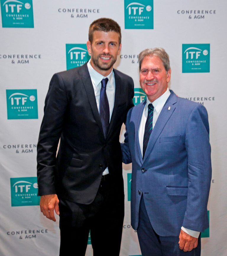 Piqué con el presidente de la Federación Internacional de Tenis.