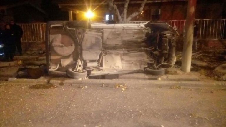 Este lunes otro policía falleció al chocar y volcar en una Ford Escort.