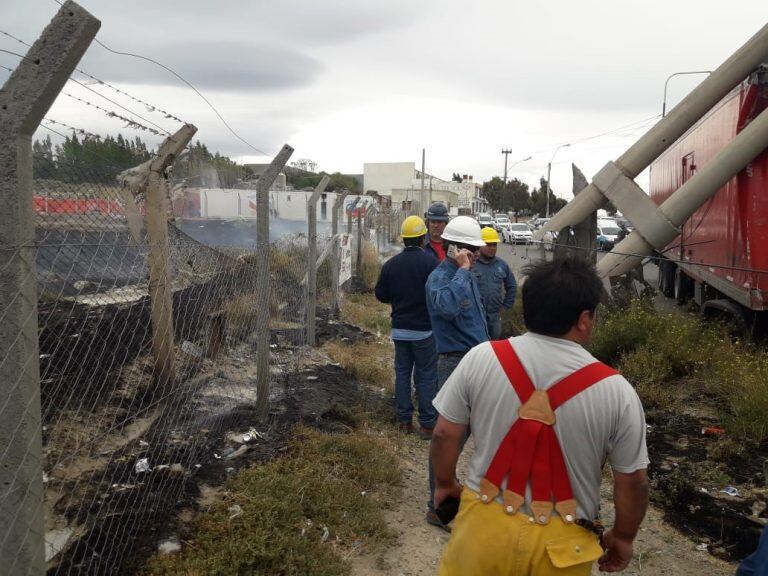 Bomberos y Defensa Civil trabajando en el lugar. Fotos Marcelo Vidal