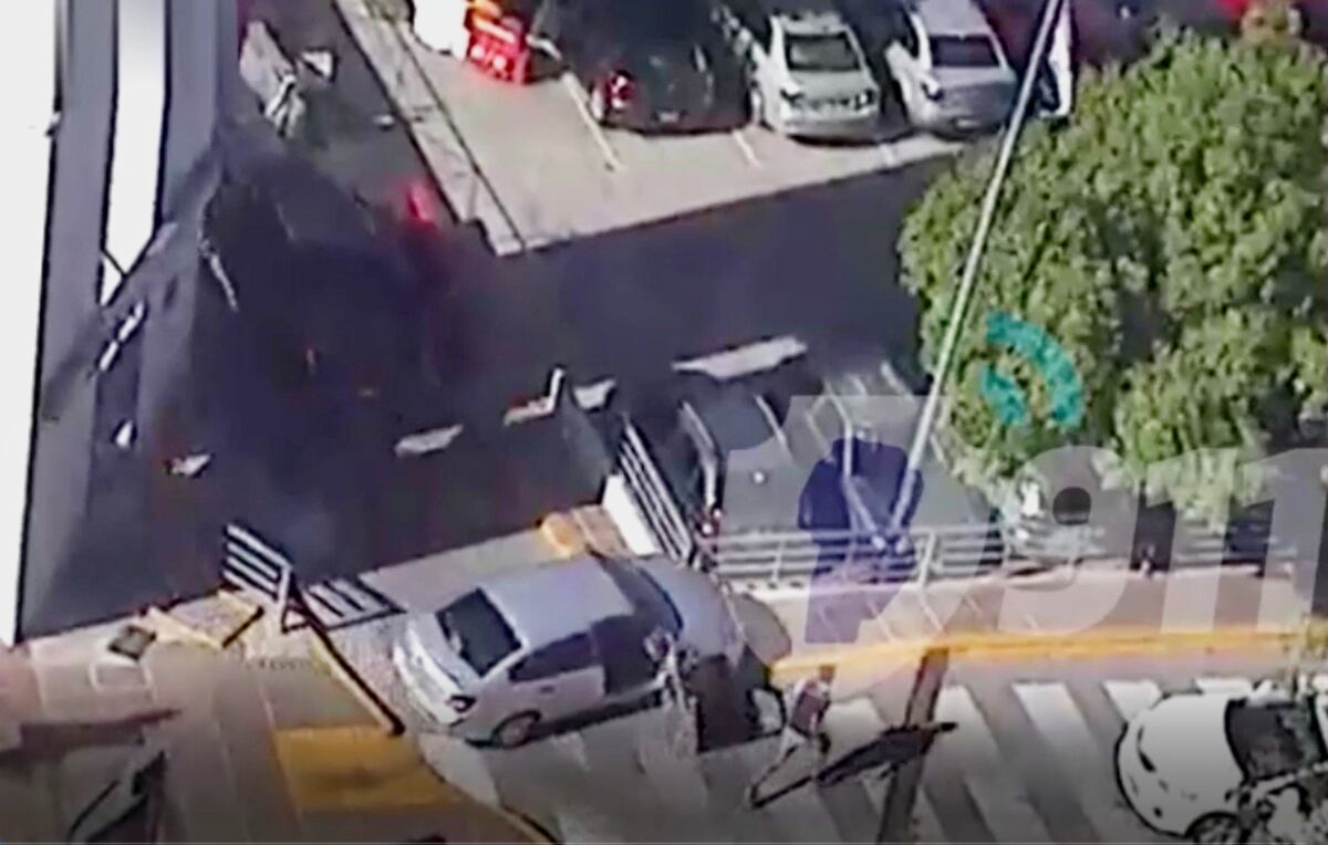 Impresionante persecución policial en Nuevocentro Shopping: un auto quedó incrustado en las rejas del estacionamiento