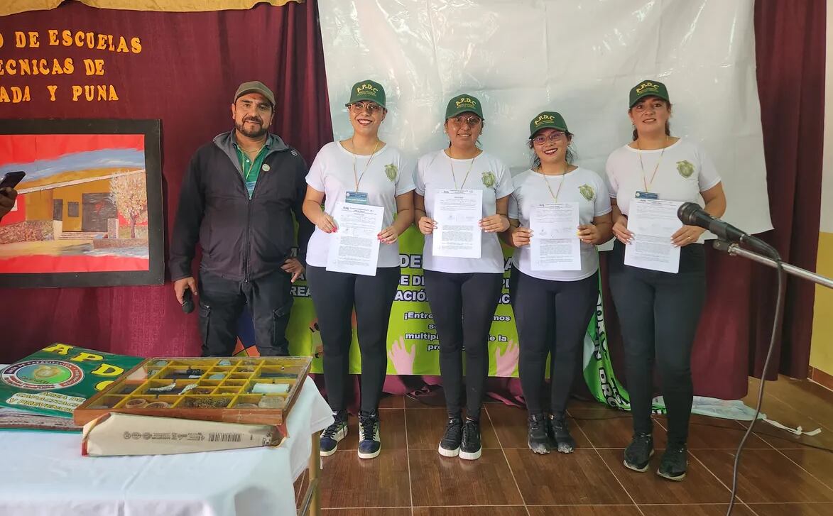 El equipo de la Agencia Provincial de Delitos Complejos recibió un reconocimiento por su participación en el Encuentro de Escuelas Agrotécnicas de las regiones Quebrada de Humahuaca y Puna "Acortando distancias".