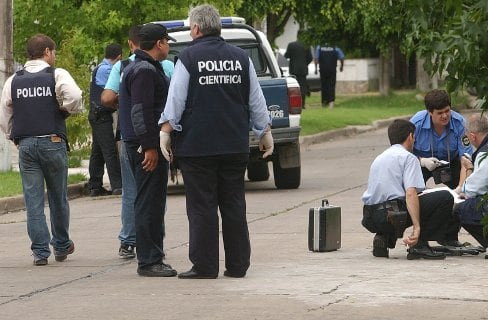 Investigan el auto robado para dar con la identidad de los delincuentes