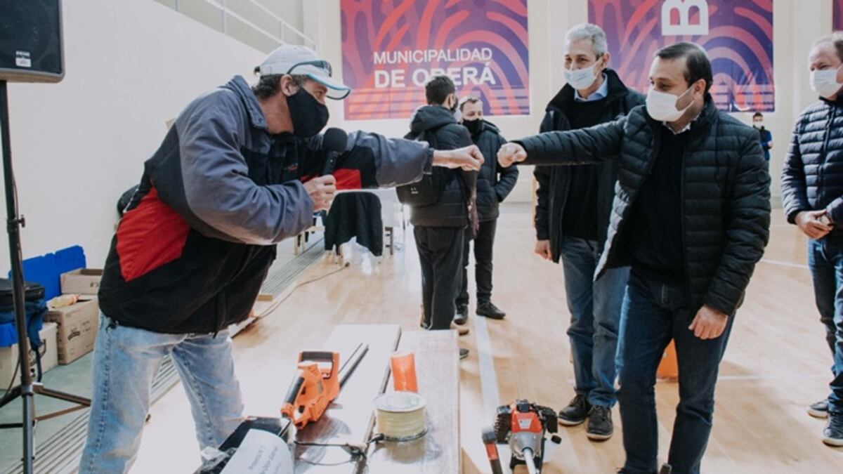 Emprendedores obereños recibieron maquinaria y herramientas para mejorar sus pymes