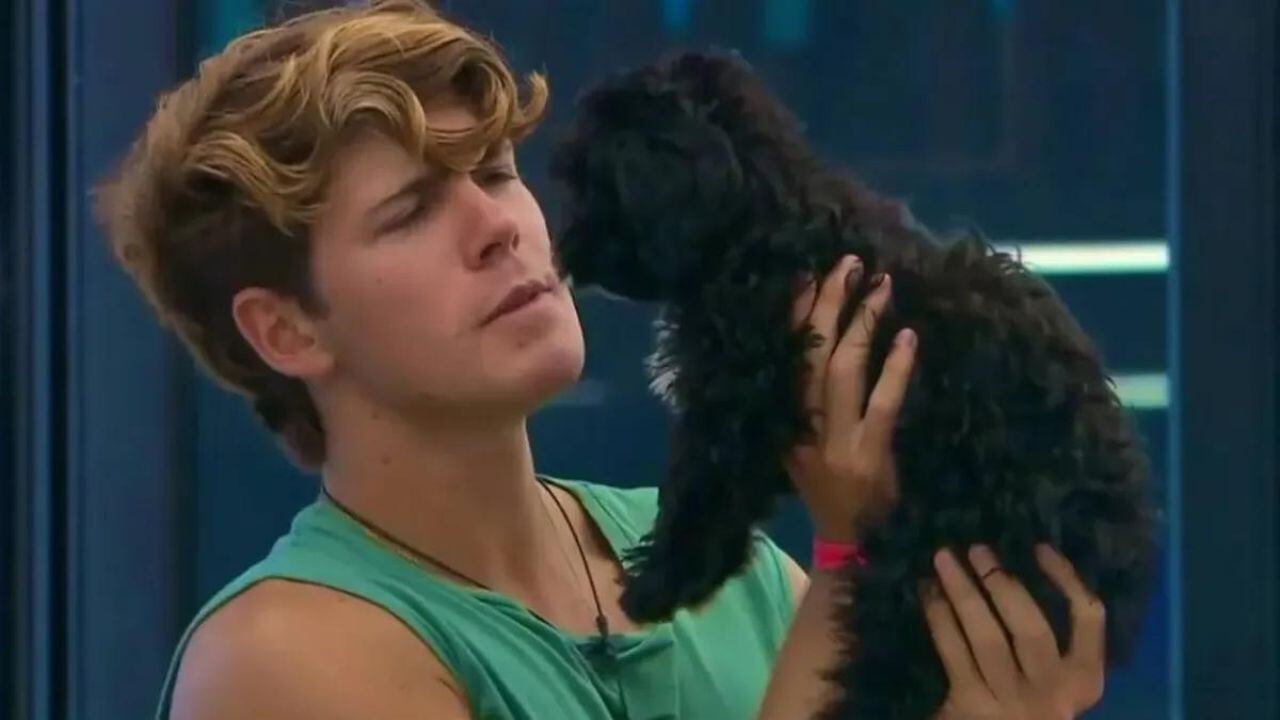 Marcos, el salteño de Gran Hermano, con Mora, la perrita que adoptó en la casa.