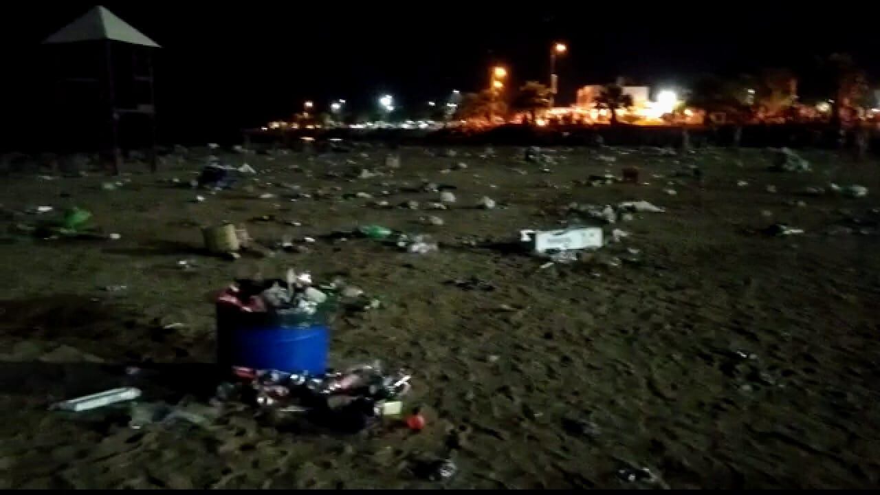 Basura en playa céntrica de Miramar de Ansenuza el domingo a la tarde.