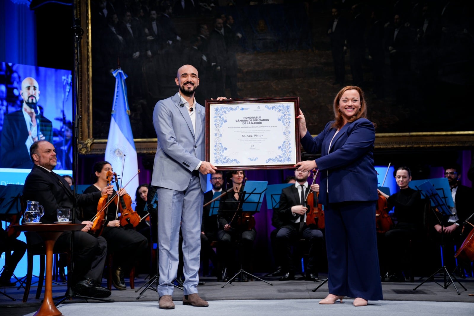 Abel Pintos recibiendo el reconocimiento en Diputados