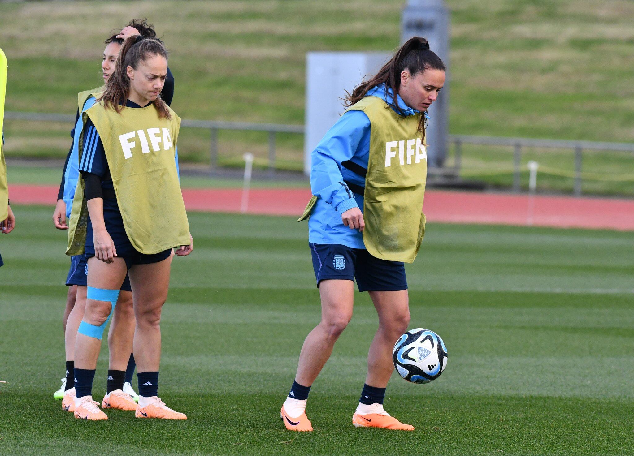 La selección argentina femenina ya trabaja pensando en el partido ante Sudáfrica, por la segunda fecha del Grupo G del Mundial. (@argentina)