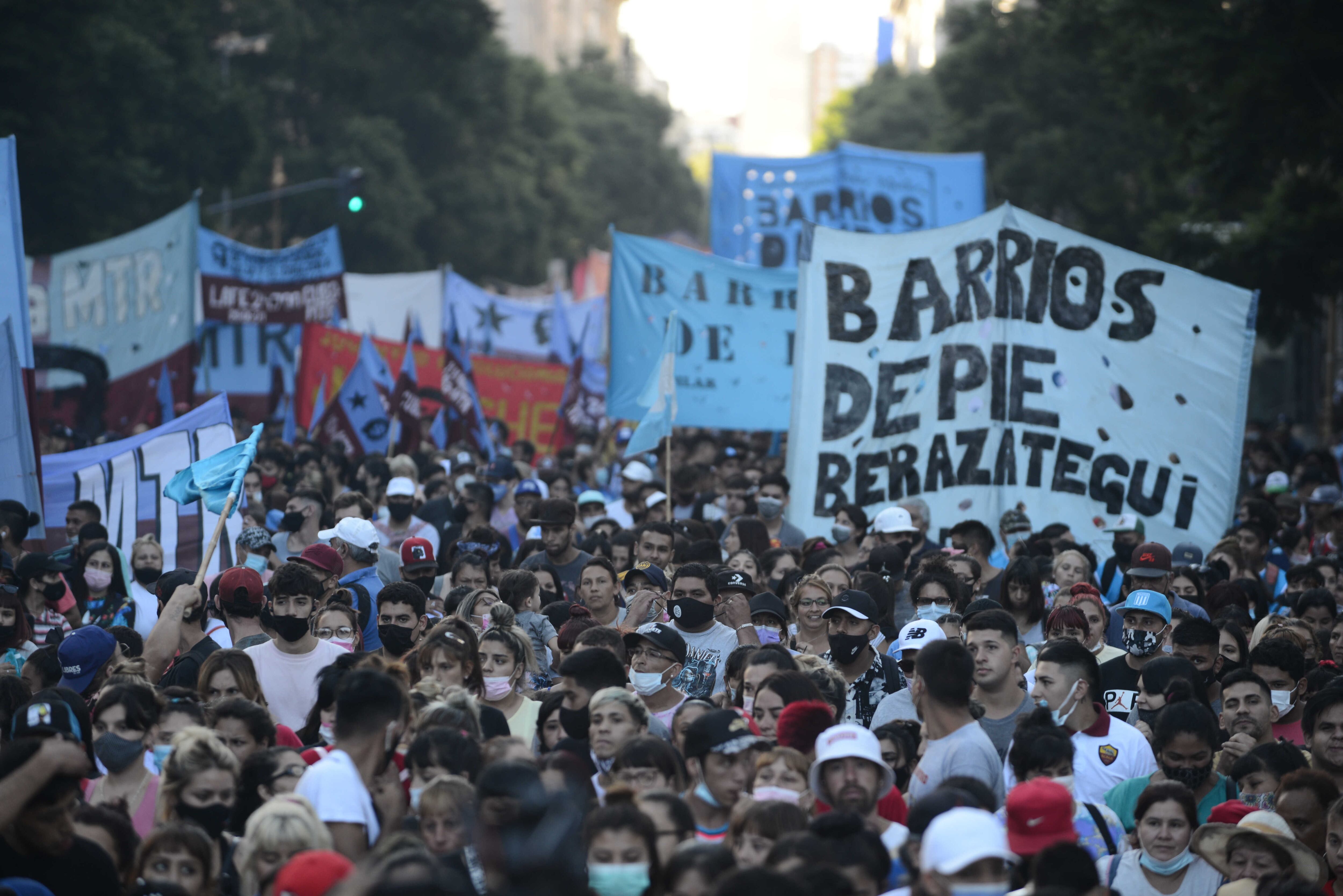 La izquierda junto a organizaciones sindicales, sociales, estudiantiles, de DDHH, del movimiento de mujeres y del movimiento socio ambiental; entre ellas el PTS-FIT Unidad, realizarán una marcha unitaria contra el acuerdo Gobierno-FMI.
Fotos clarin