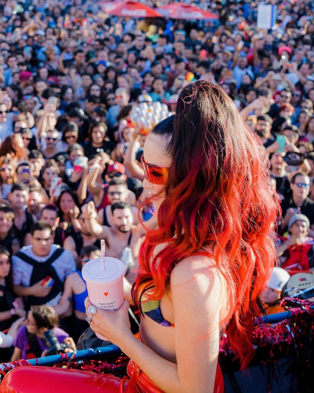 Mechas rojas, corpiño de colores y pantalón engomado: el look de Lali con el que deslumbró en la Marcha del Orgullo.