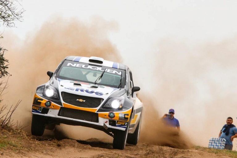 Alejandro Cancio, ganador del Rally de Laguna Larga, junto con Santiago García.