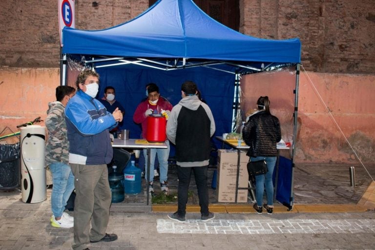 Así organizaron las calles cercanas a los bancos para evitar aglomeraciones.