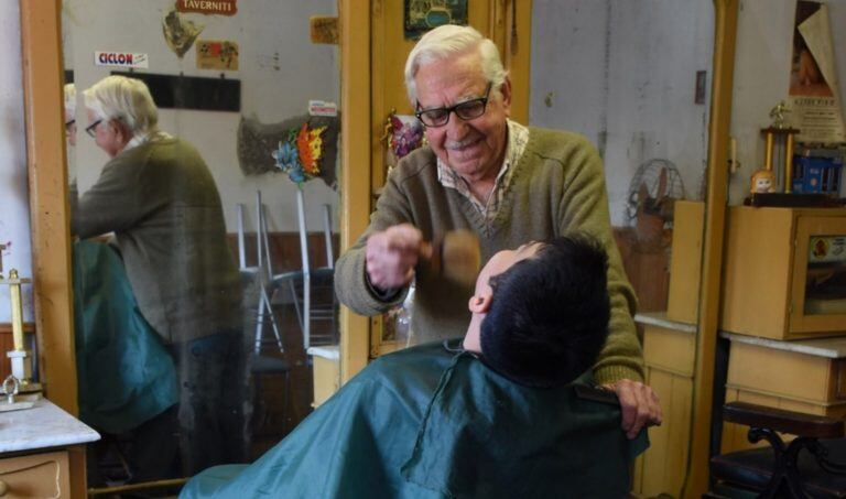 Felipe, un peluquero de toda la vida. Foto: El Diario de la República.