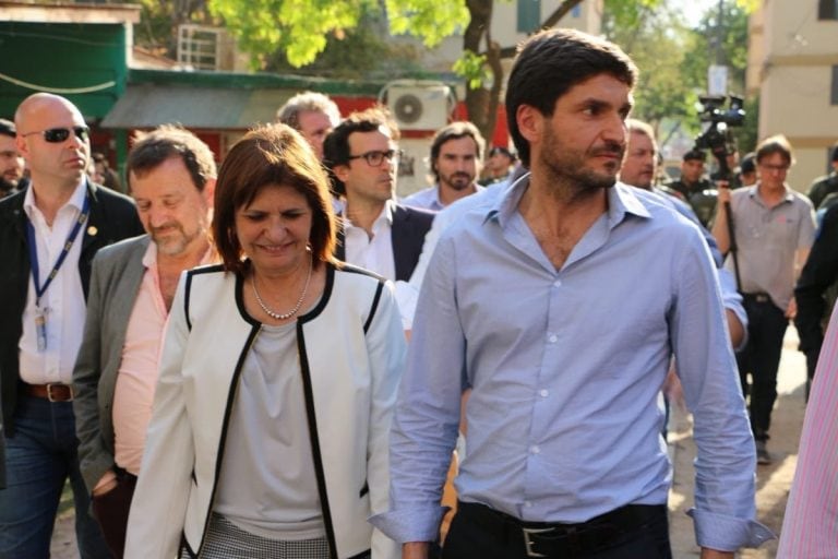 Maximiliano Pullaro recorrió barrio Grandoli junto a la ministra Patricia Bullrich. (@maxipullaro)