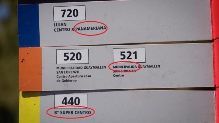 La cartelería tenía información incorrecta y con graves errores de ortografía.