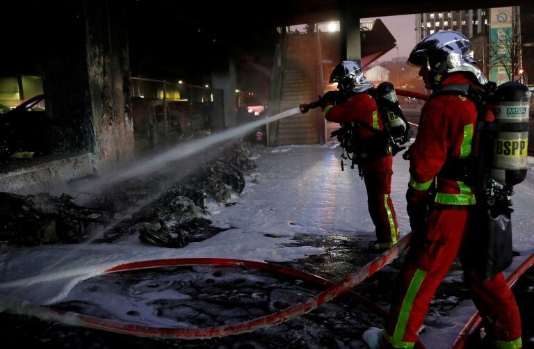 Los bomberos controlaron el fuego. (REUTERS)