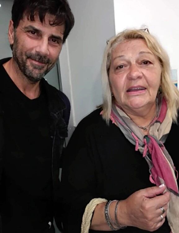 Antes de despegar desde Rosario Darthés hasta se fotografió con alguno de los viajeros. (Twitter)