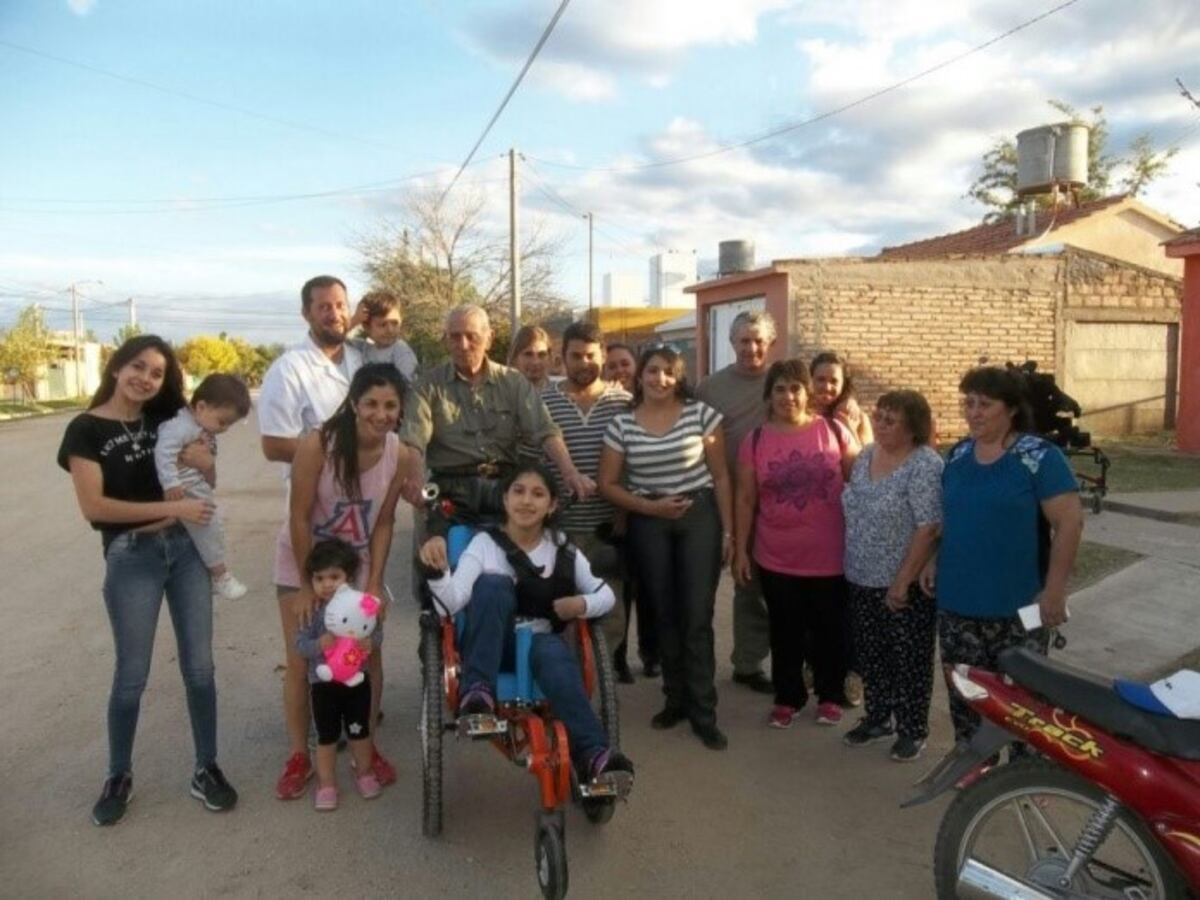 Vecinos le regalaron una bicicleta a una adolescente discapacitada en San Luis