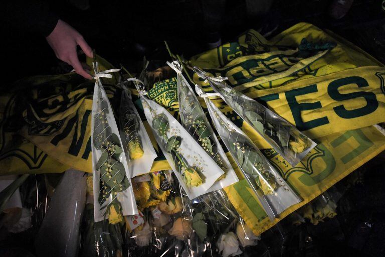 Las flore para Emiliano Sala. (AFP).