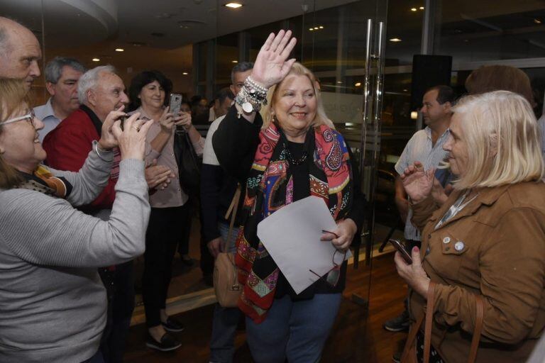 La diputada Elisa Carrió durante la presentación de su libro en Posadas, Misiones dijo que deberían darle prisión domiciliaria a Julio De Vido.