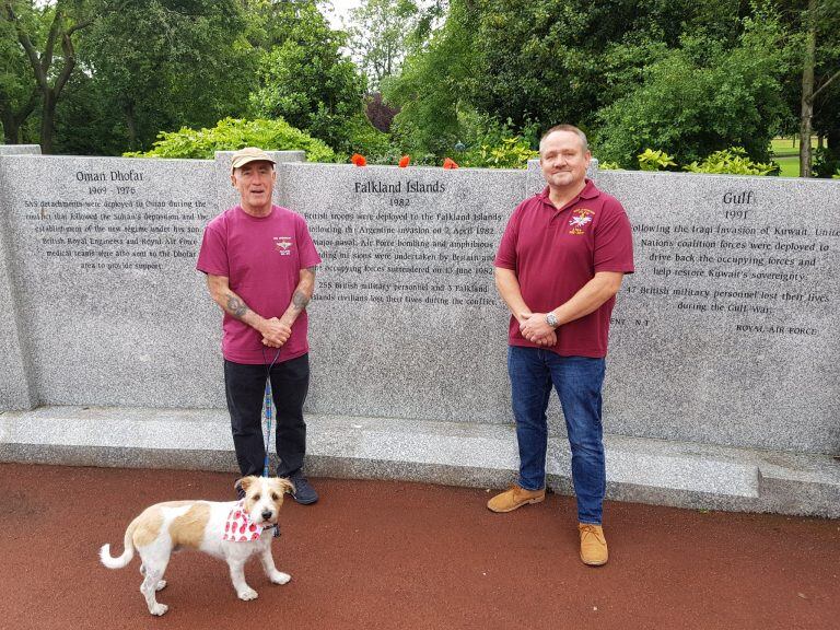 Charlton y un compañero veterano de guerra, Ski, este domingo en Sunderland, Inglaterra, recordando el final del conflicto.