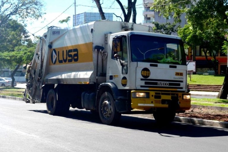 Falleció un operario municipal al ser impactado por un camión recolector de residuos.