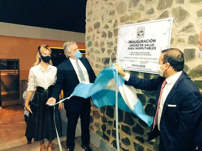 Inauguración de la Unidad de Salud para Inimputables, donde el presidente Alberto Fernández elogió a la provincia. "Es un modelo a seguir", dijo. (Twitter) A su lado la primera dama Fabiola Yáñez y el gobernador de Misiones.