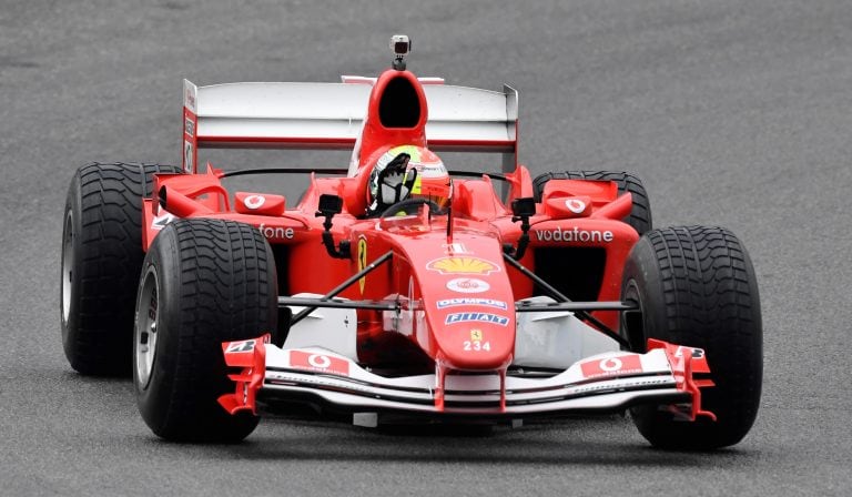 Mick Schumacher manejando el F2004 de su padre (Foto: AP)