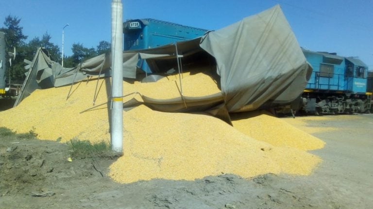 La zona del choque quedó cubierta de cereales. (@minsegsf)