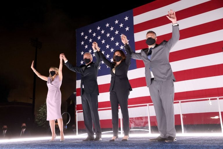 Joe Biden con su esposa, Jill Biden, y la candidata a la vicepresidencia, Kamala Harris con su esposo Douglas Emhoff. (Foto: Win McNamee/Getty Images/AFP)