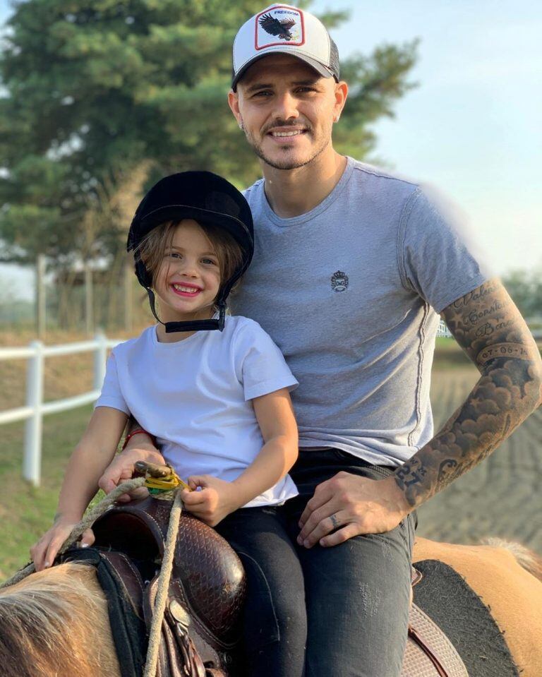 Mauro Icardi mostró dos enormes tatuajes que se hizo en honor a sus hijas y Wanda Nara le hizo un comentario picante (Foto: Instagram/ @mauroicardi)