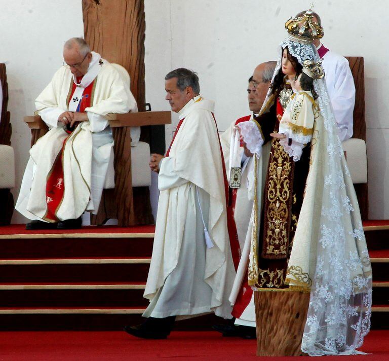 The bishop of Osorno, Juan Barros (C), takes part in an open-air mass celebrated by Pope Francis (L) at Maquehue airport in Temuco, 800 km south of Santiago, on January 17, 2018.
Pope Francis arrived in the heartland of the Mapuche, Chile's largest indigenous group, which complains of discrimination and abuse and is seeking the return of ancestral lands now in private hands. The visiting Pontiff will pay a short visit to Temuco to make direct contact with Mapuche leaders after presiding over a huge open air mass.
 / AFP PHOTO / Claudio Reyes