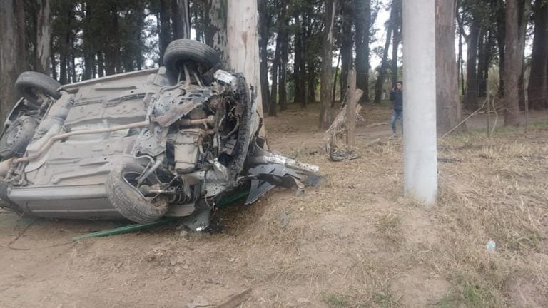 Tumbo de un vehiculo en la costanera del Rio Xanaes Arroyito