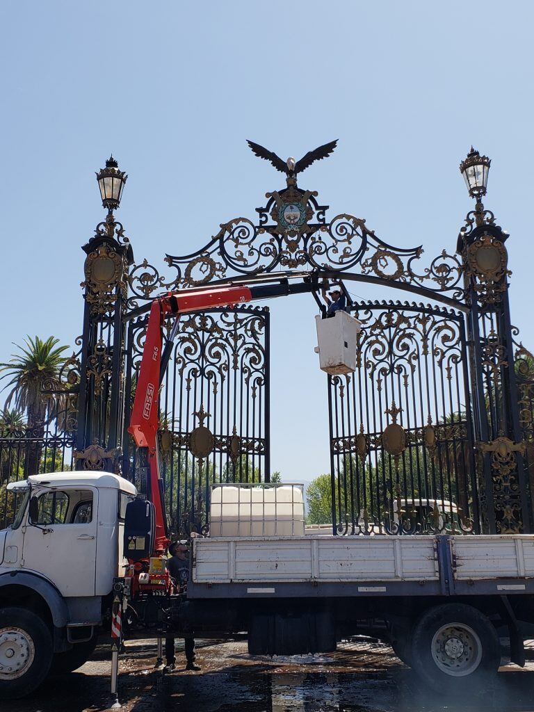 La limpieza de los portones del Parque de Mendoza.