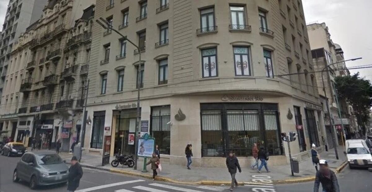 Se olvidó la tarjeta de débito y el vigilador del cajero se transfirió 65.000 pesos