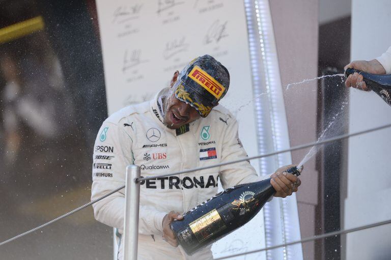 Lewis Hamilton celebra en el podio. (Foto: AFP PHOTO / Josep LAGO