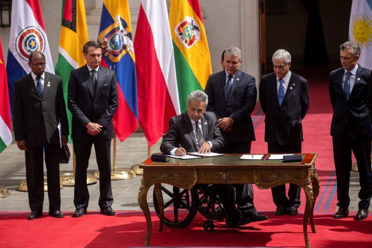 Ecuador's President Lenin Moreno (C) signs a declaration to kick off the Prosur regional initiative, flanked by Guyana's Ambassador to Brazil George Talbot (L), Brazil's President Jair Bolsonaro (2-L), Colombia's President Ivan Duque (C-back), Chile's President Sebastian Pinera (2-R), Argentina's President Mauricio Macri at La Moneda presidential palace in Santiago, on El Gobierno de Chile expresó en abril su intención de retirarse de la organización al señalar que "no funciona desde hace años, no se reúne, no opera, y además está acéfala". (Foto: CLAUDIO REYES / AFP)