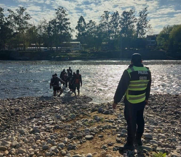 Detectaron a más de 30 bolivianos ingresando al país por un paso clandestino. (Policía de Salta)