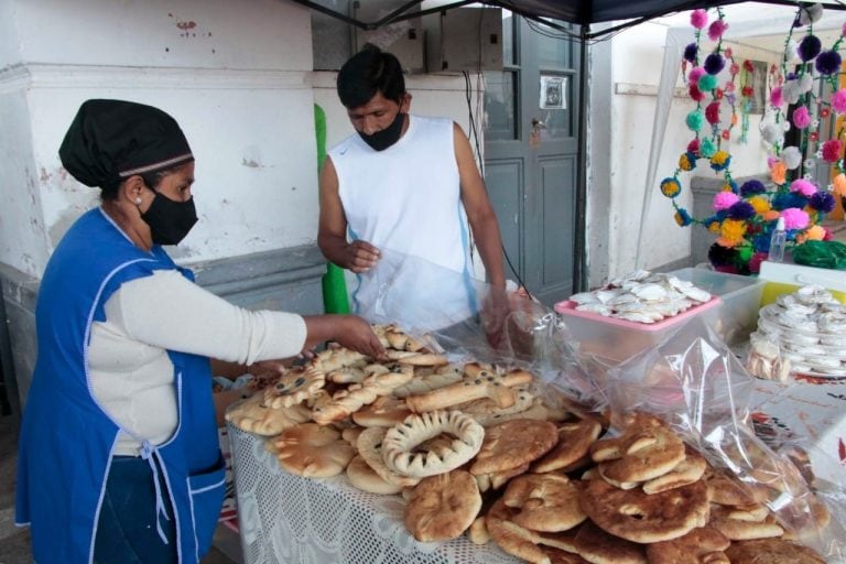 Una vendedora ofrece sus productos en la Feria de Ofrendas y Flores que funcionó durante tres días en el Centro Cultural "Gral. Belgrano" de esta ciudad.